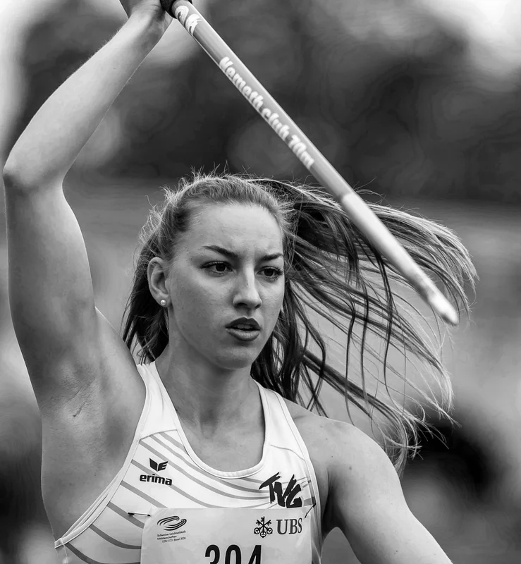 Lenja Heusser beim Speerwurf